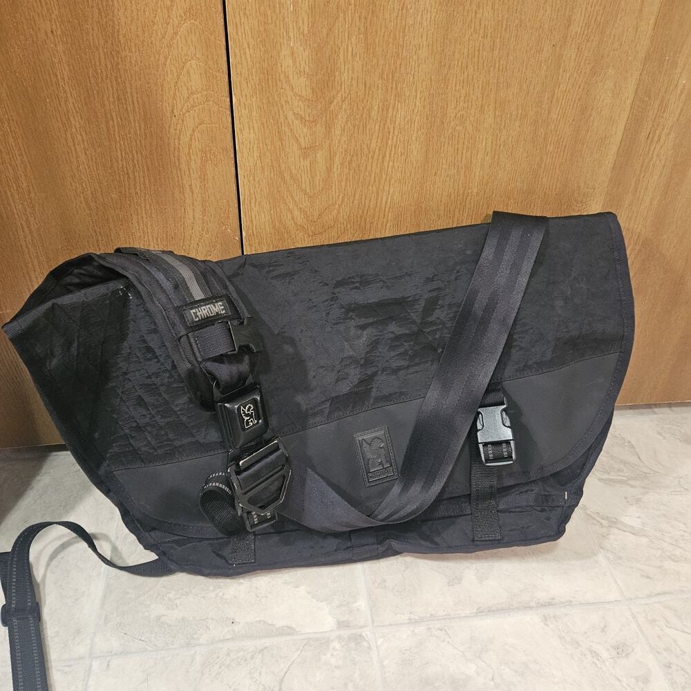 Chrome Industries Classic Messenger Bag Black XRF Bike Commuter Sling Buckle